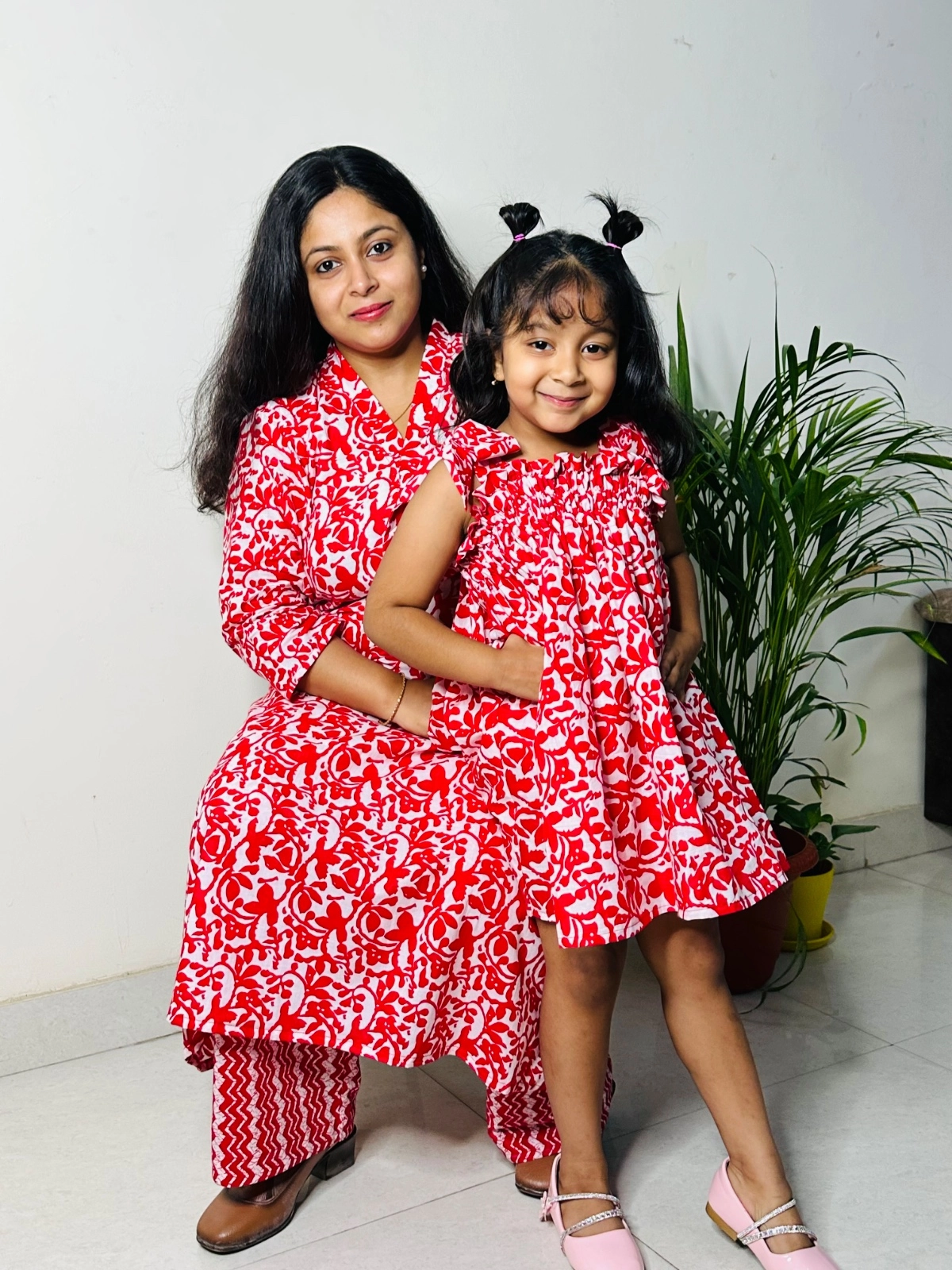 Matching Outfits for Family Photos: Mother-Daughter and Sibling Ideas